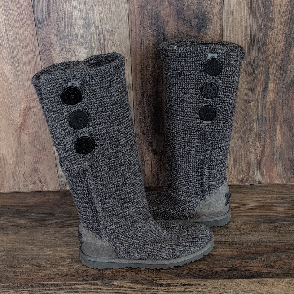 Ugg Women's Classic Cardy Gray Knit with Button Boots 6            M365